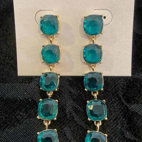 NWOT- FABULOUS EMERALD STYLE DROP EARRINGS - Picture 6 of 9
